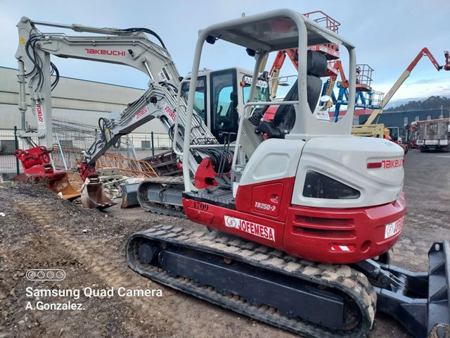 Potencia y Versatilidad en una Máquina Compacta: Descubre la Takeuchi TB250-2 Canopy de JOFEMESA